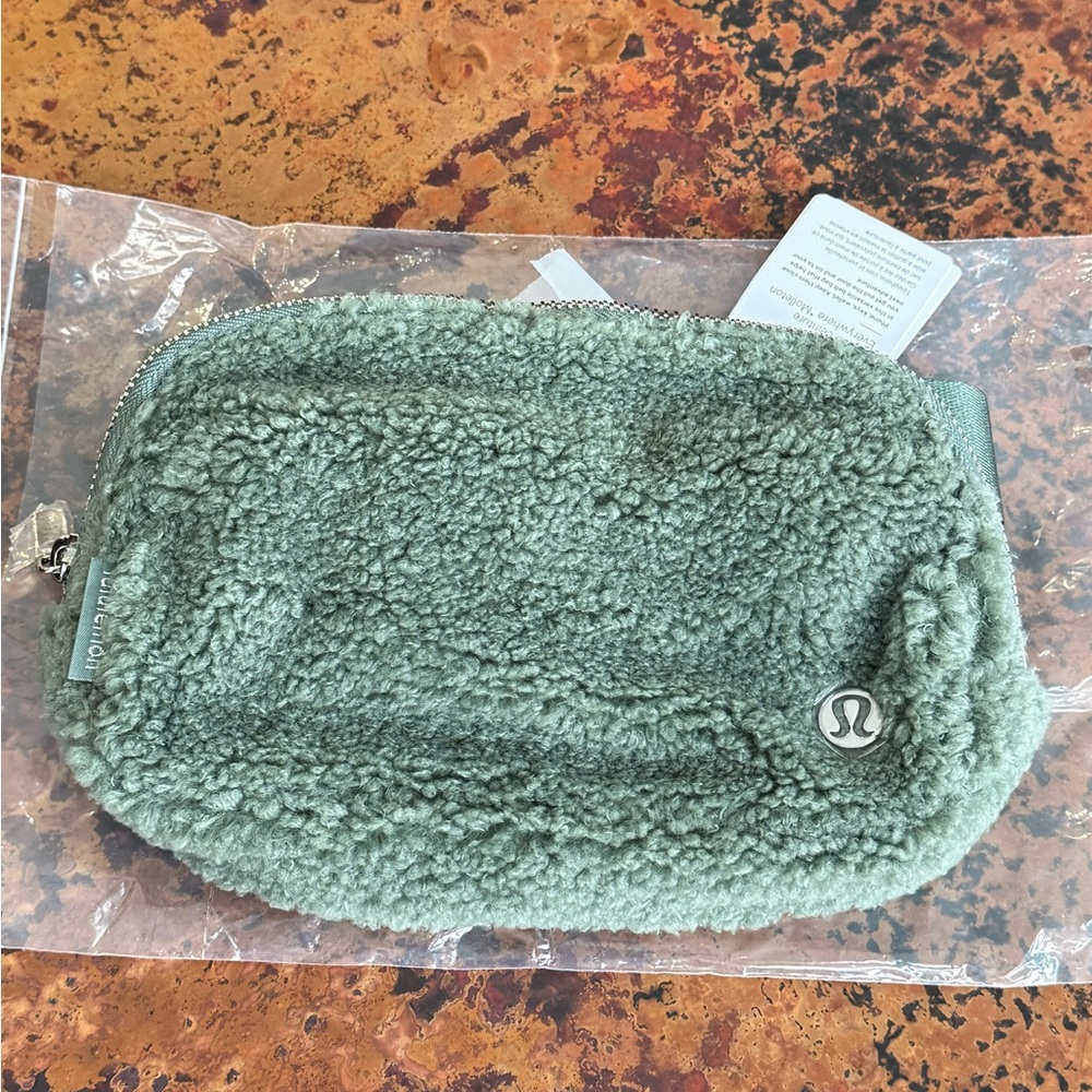 Lululemon Everywhere Fleece Belt Bag Crossover Bag in Gray Eucalyptus/Silver-1L - Picture 2 of 9